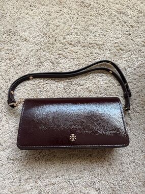 Tory Burch Patent Shoulder Bag in Deep Brownish Burgundy
